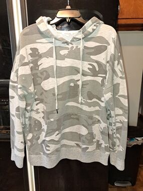 Mazik Men’s Crewneck Sweatshirt - Gray & Light Gray Camo